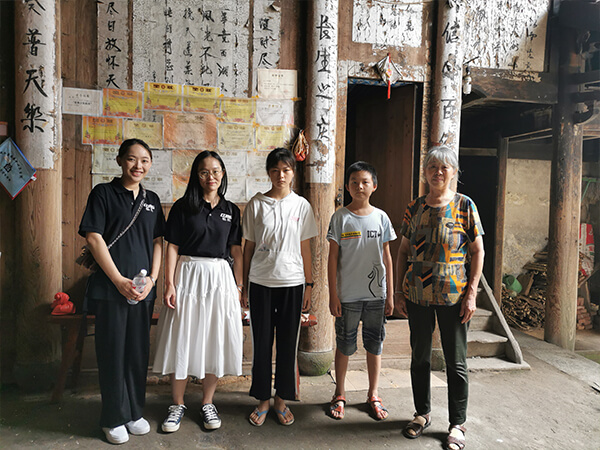 Cuidando dos idosos na vila de Hutian
