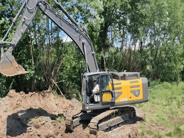 Romênia - escavadeira de 33 toneladas