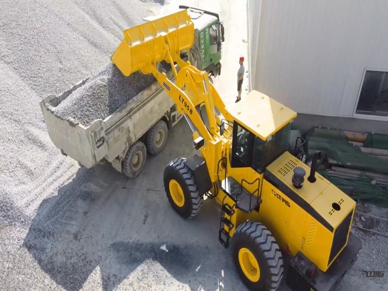 Trabalho de carregadeira de rodas LTMG de 5 toneladas em campo de areia - torne o carregamento mais inteligente