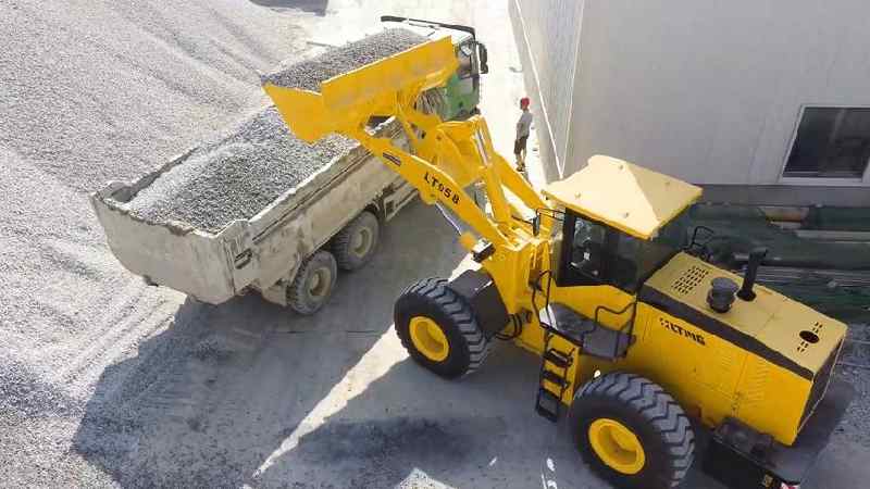 Trabalho de carregadeira de rodas LTMG de 5 toneladas em campo de areia - torne o carregamento mais inteligente