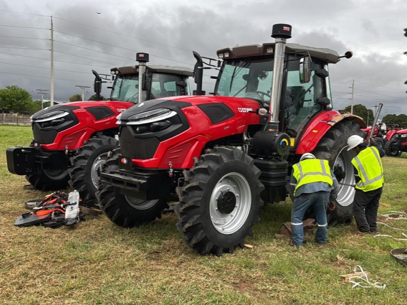 Trator agrícola LTMG LTC2204 de 220 HP em operação na Bolívia.