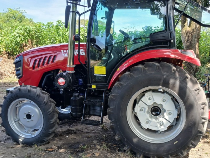 Cliente de El Salvador utiliza trator LTMG LTB100 em operações agrícolas.