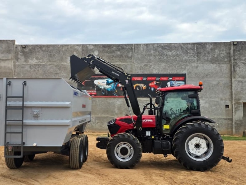Depoimento de um cliente boliviano sobre nosso trator de 140 HP com pneus de grandes dimensões e carregador frontal.